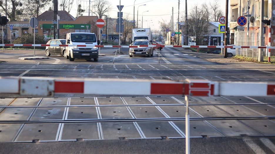 STAROLEKA , PRZEJAZD KOLEJOWY ULICA STAROLECKA , MA POWSTAC TUNEL DLA SAMOCHODOW POD TORAMI - BRIEFING PRASOWY