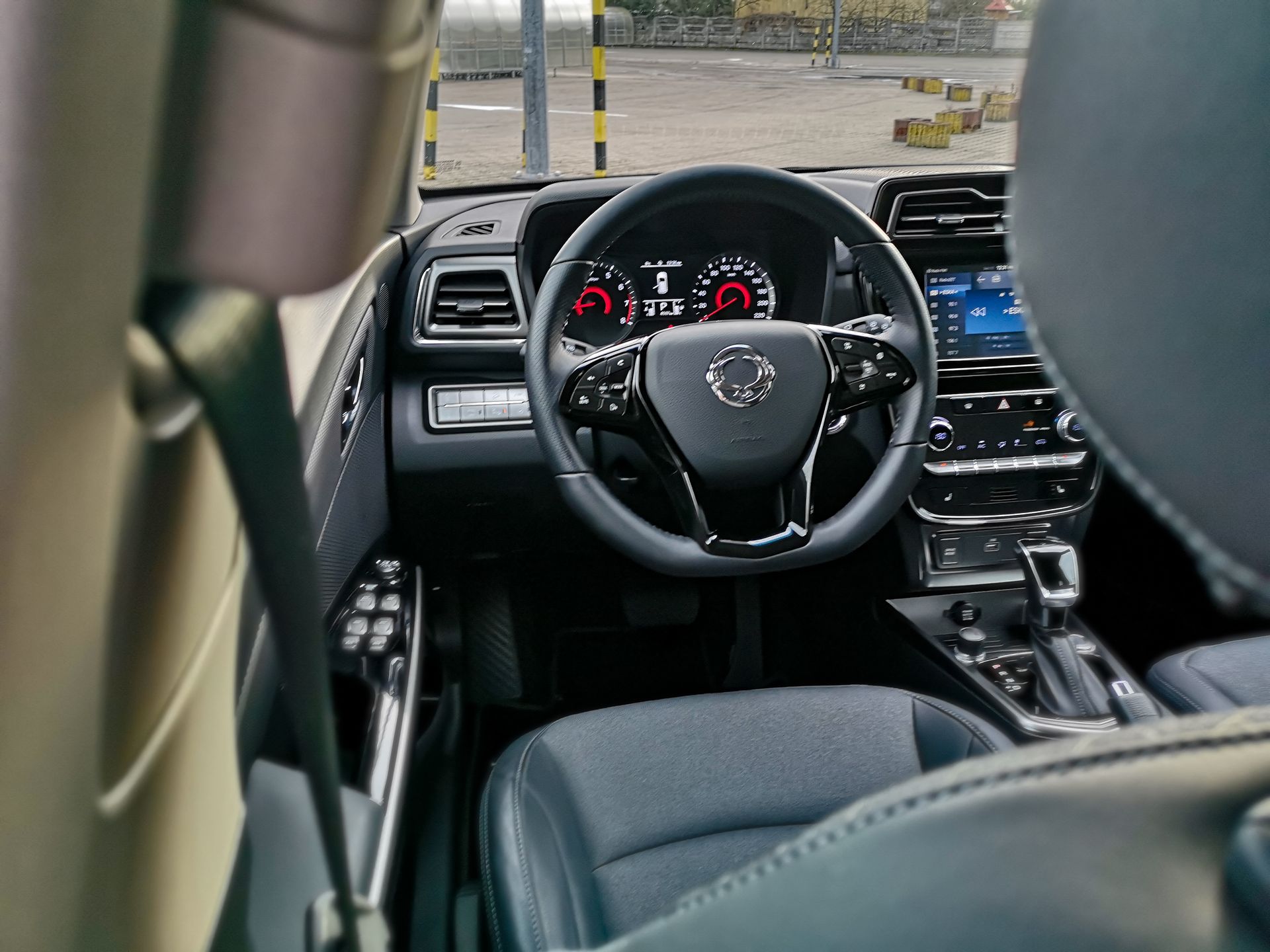 SsangYong Tivoli: Systemy bezpieczeństwa, standardowe audio i prosty system 6