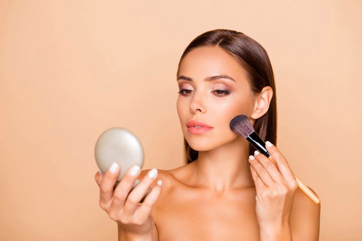 Konturowanie twarzy na sucho. Sprawdzony sposób na delikatne wykończenie makijażu