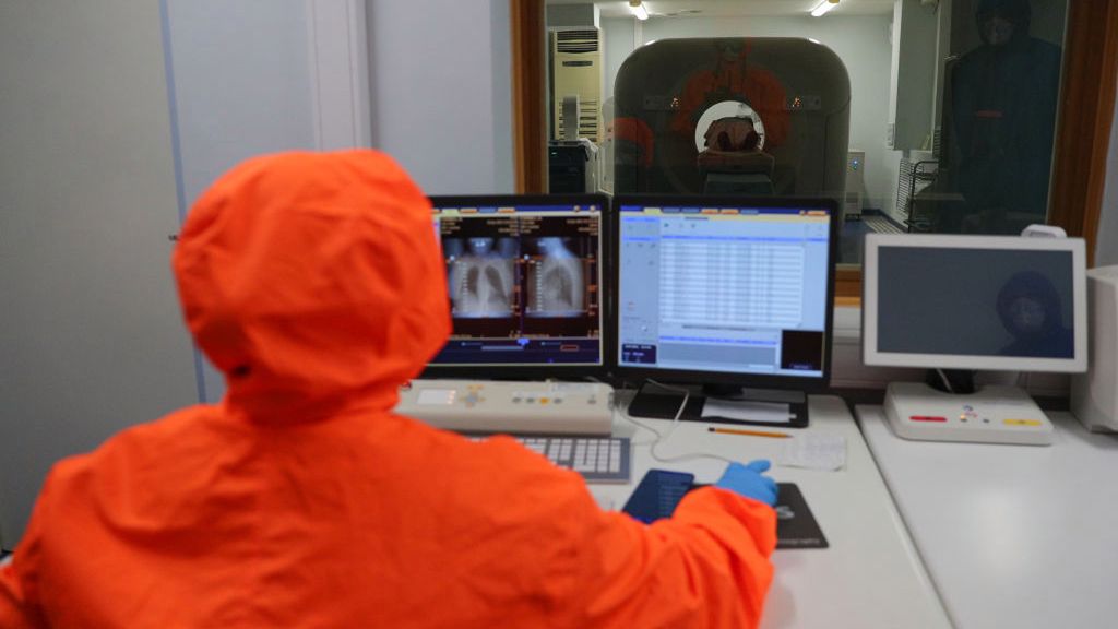 W jaki sposób SARS-CoV-2 atakuje mózg? Badacze już wiedzą