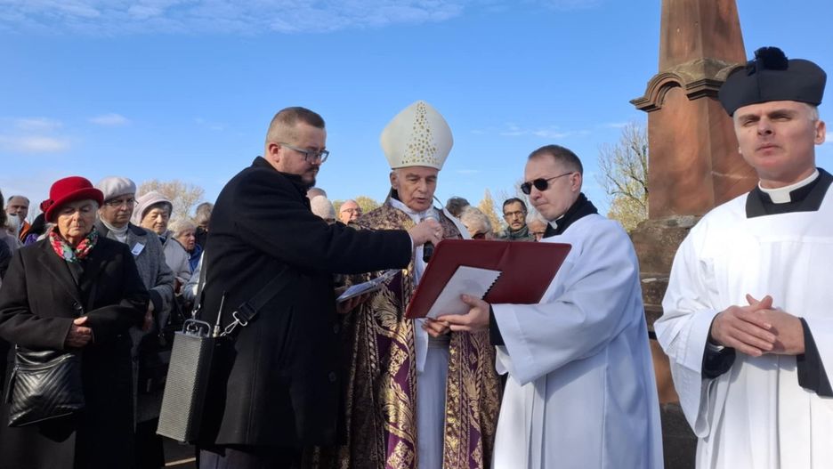 Uroczystość Wszystkich Świętych na Cmentarzu Nowym w Kielcach z biskupem Marianem Florczykiem