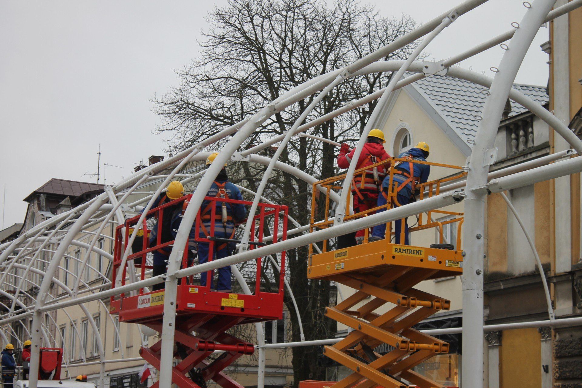 Pracownicy montują świąteczny tunel świetlny na deptaku Żeromskiego.