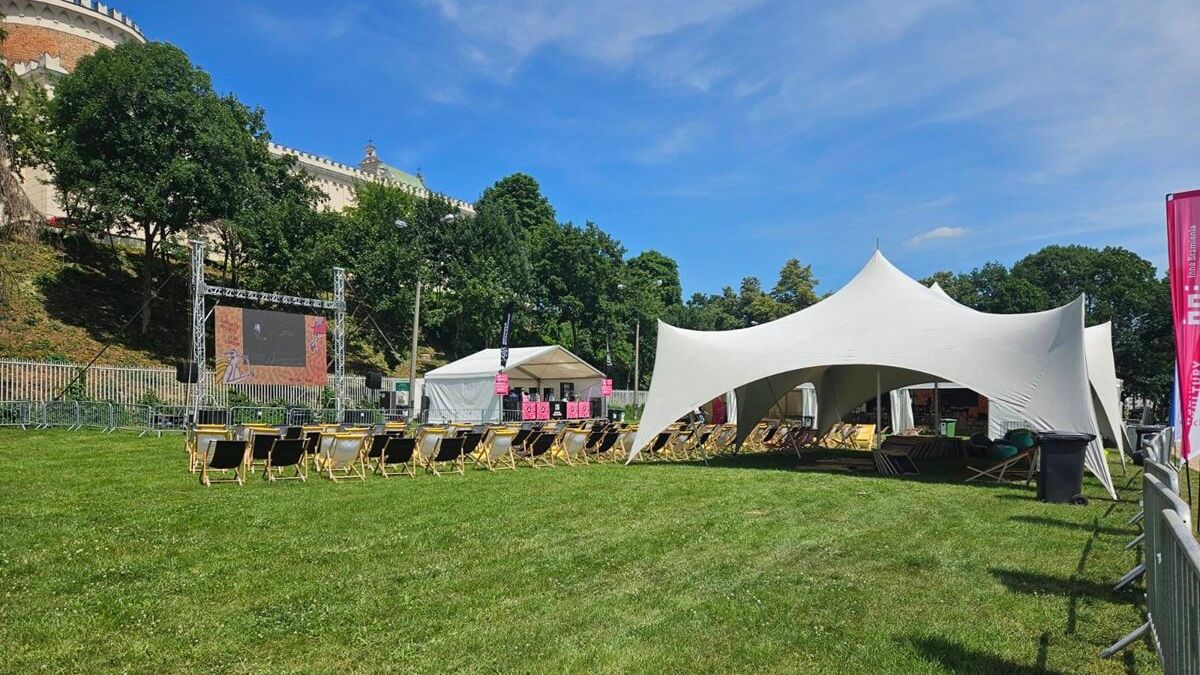 Miasteczko festiwalu Wschód Kultury - Inne Brzmienia na Błoniach pod Zamkiem