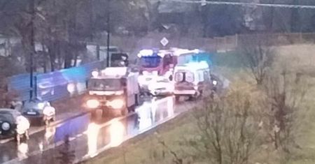 Zderzenie dwóch osobówek na łuku drogi. Jedna osoba została poszkodowana.