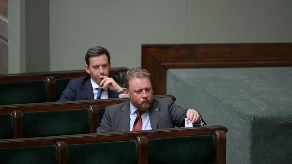 Minister zdrowia Łukasz Szumowski już niedługo może pożegnać się ze stanowiskiem (w tle wiceminister obrony narodowej Marcin Ociepa)