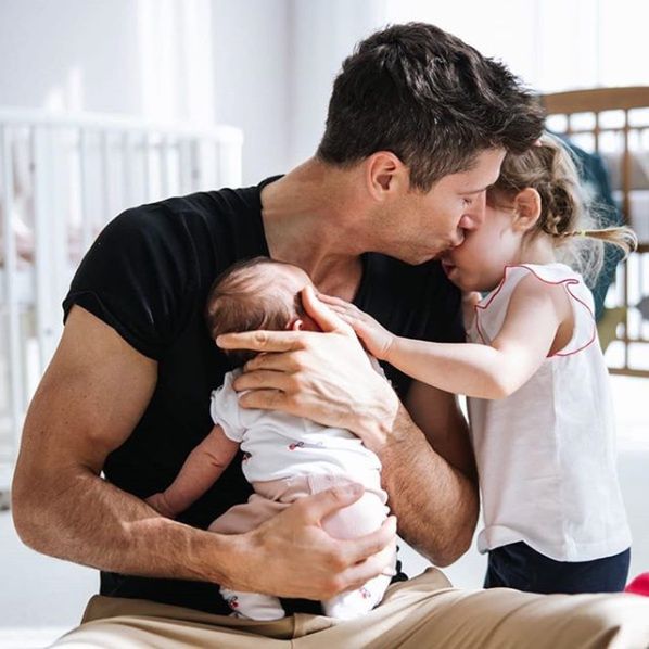Anna i Robert Lewandowscy z córkami