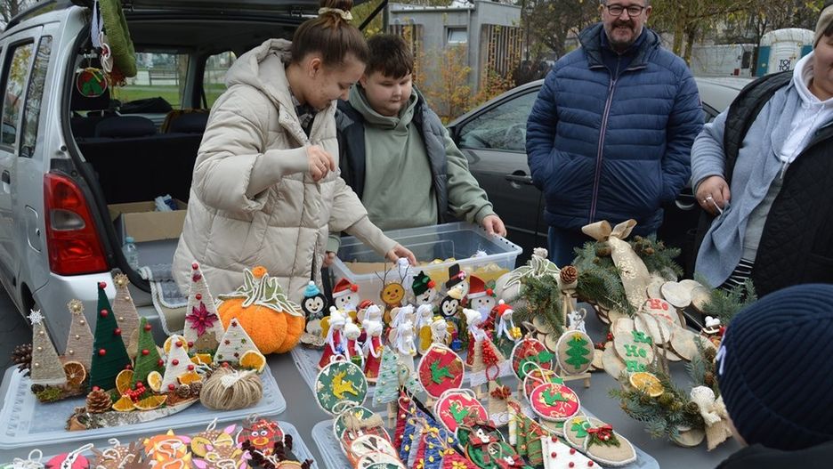 Na targu można już było kupić świąteczne ozdoby.