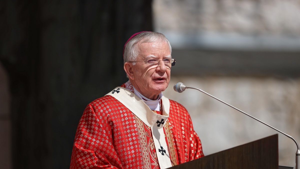 Arcybiskup Marek Jędraszewski znowu znalazł się na ustach Polaków. Tym razem z powodu... braci Kaczyńskich