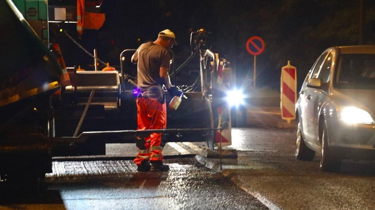 Drogowcy układający nocą asfalt