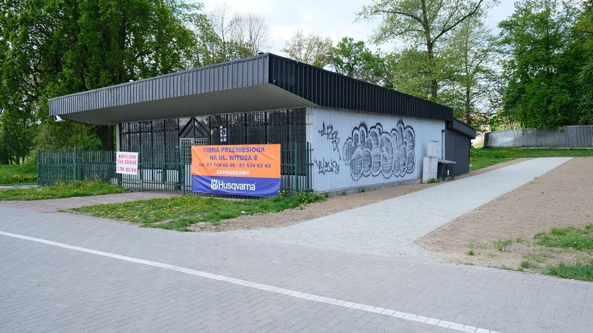 Budynek dawnego serwisu pilarek i kosiarek PARTNER-SERVICE przy al. Unii Lubelskiej