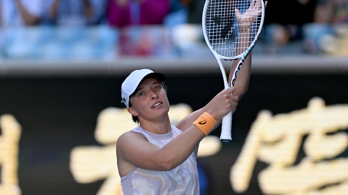 Iga Swiatek of Poland celebrates match point against Cristina Bucsa of Spain during the 2023 Australian Open tennis tournament at Melbourne Park in Melbourne, Australia, 20 January 2023. EPA/LUKAS COCH AUSTRALIA AND NEW ZEALAND OUT Dostawca: PAP/EPA.