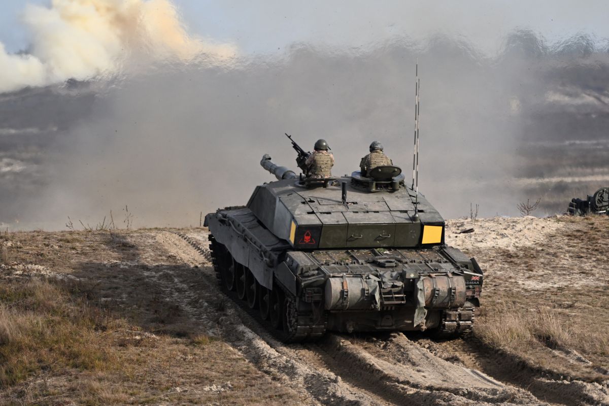 Londyn: Ukraina otrzyma 14 czołgów Challenger 2 i ok. 30 armatohaubic AS90