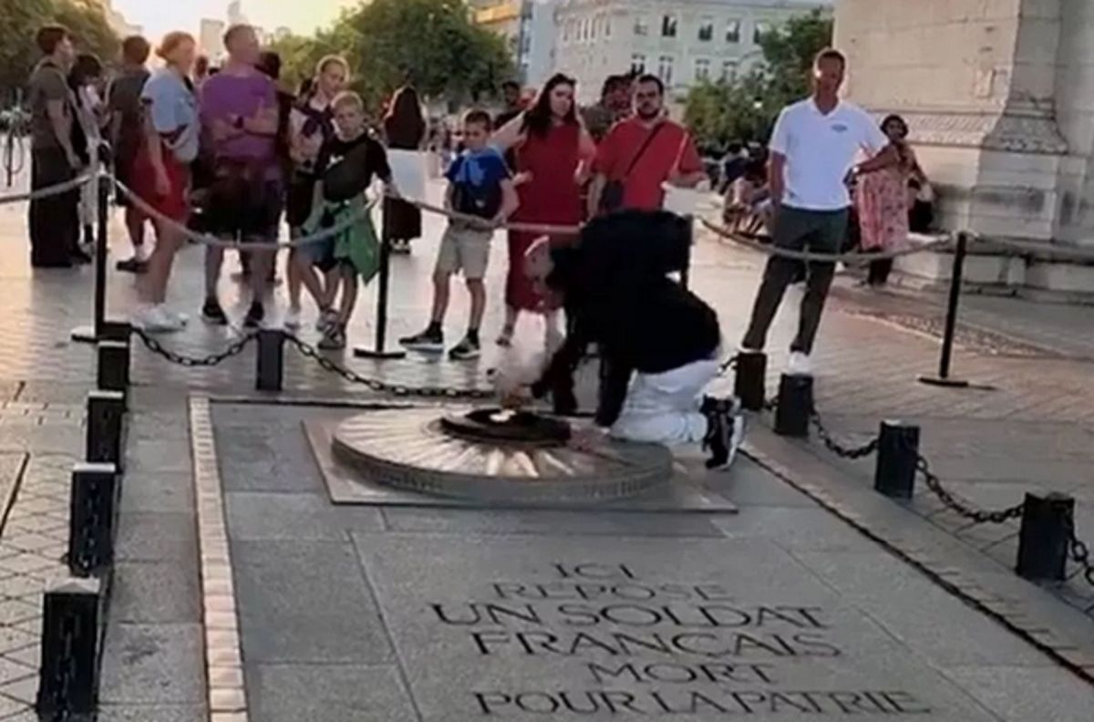 Zapalił papierosa od wiecznego ognia. Grozi mu deportacja z Francji
