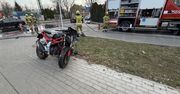Piaseczno: Zderzenie motocykla i auta na skrzyżowaniu. 32-letni motocyklista trafił do szpitala