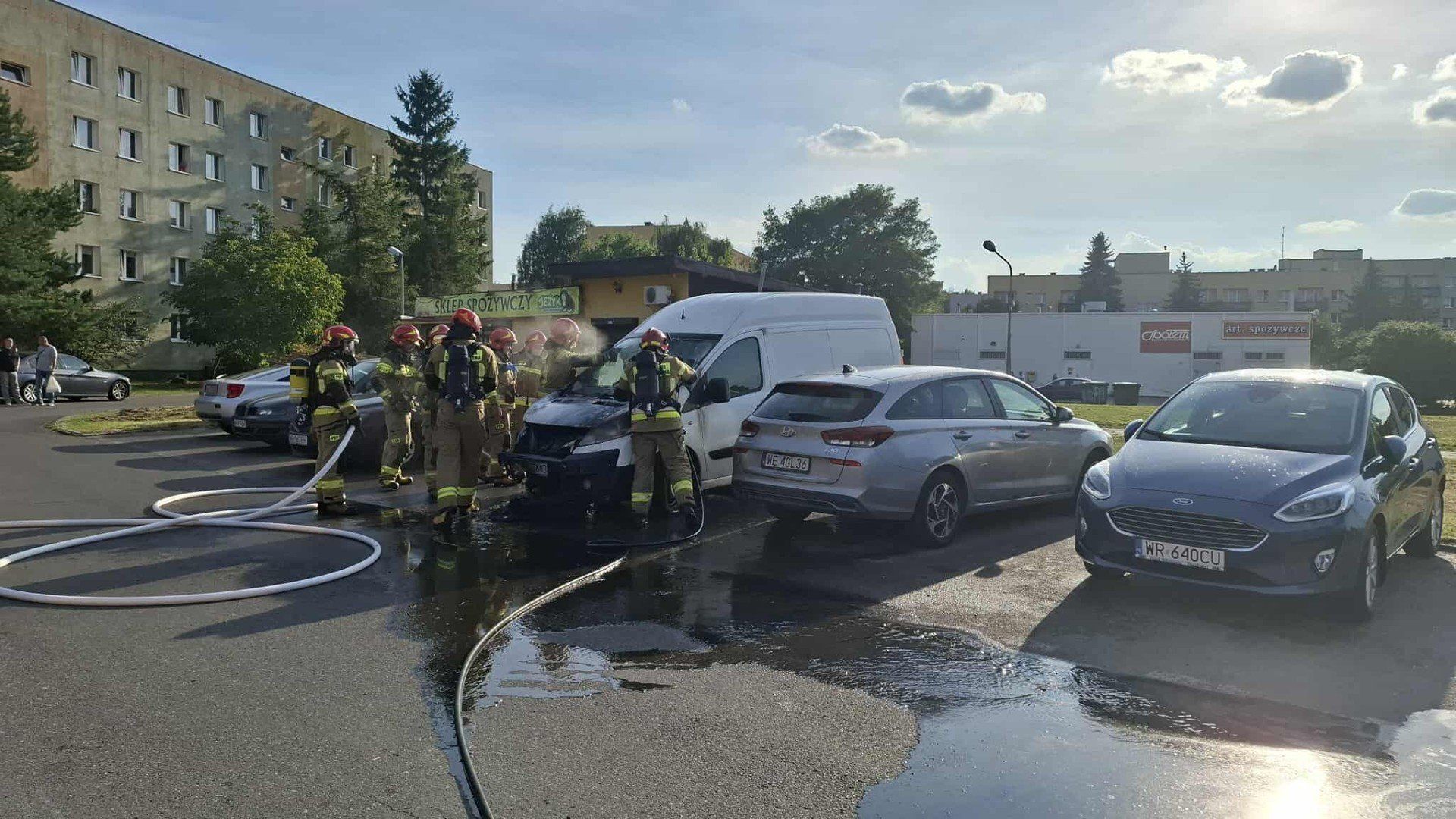 W busie zaparkowanym na parkingu przy ulicy Wyścigowej paliła się komora silnika.