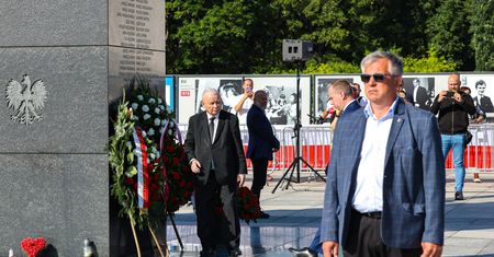 Awantura na miesięcznicy. Kaczyński: wrzaski lumpenproletariatu