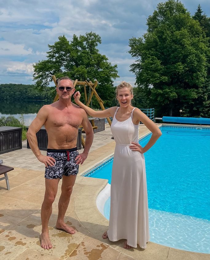 Rodzina Pazurów w willi na Mazurach