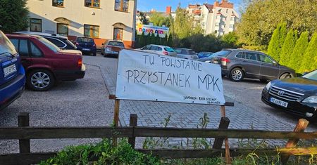 Miał być nowy przystanek autobusowy, ale na razie nie ma na to pieniędzy. Miasto proponuje tymczasowe rozwiązanie