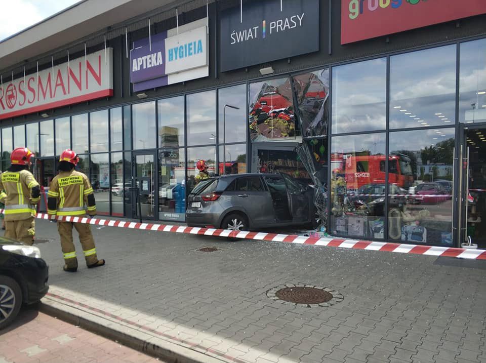 Wjechał hondą do sklepu. Drive-thru w Radzionkowie