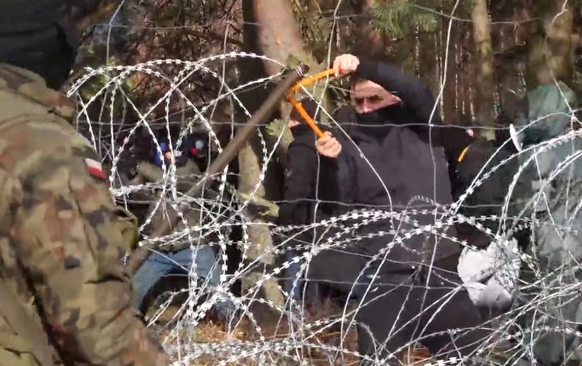 Kuźnica. Na granicy trwają starcia polskich służb z migrantami próbującymi przedostać się do Polski. Z obawy przed rozruchami rodzice zabrali dzieci z pobliskiej szkoły 
