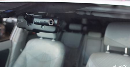 MiVue J30 – niedroga kamera samochodowa z superkondensatorem