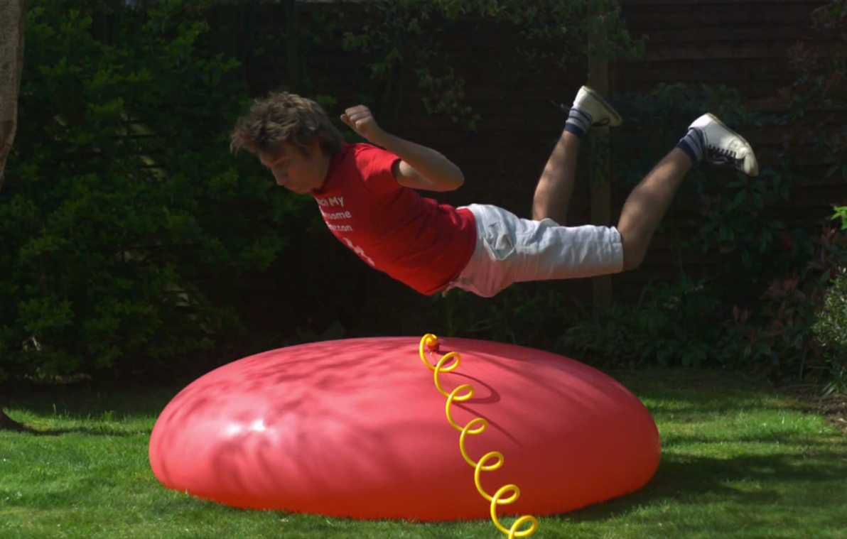 Jak się zachowuje gigantyczny balon napełniony wodą? [wideo] 1