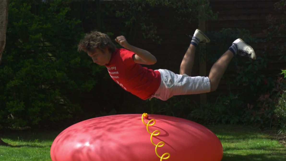 Jak się zachowuje gigantyczny balon napełniony wodą? [wideo] 1