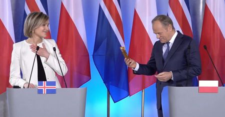 Tusk przekazał premier Islandii drobny prezent. Od razu skomentowała