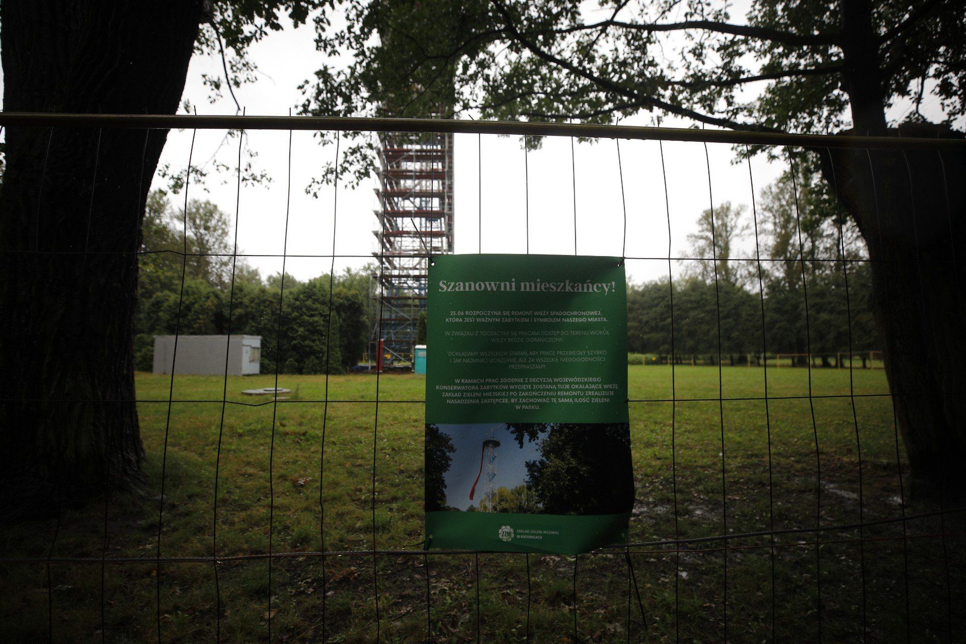 Stalowa replika przedwojennej konstrukcji zostanie oczyszczona i zabezpieczona przed korozją, a balustrady schodów oraz kraty zostaną wymienione. Zmieni się też najbliższe otoczenie wieży