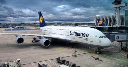 Szybki internet w samolocie. Lufthansa mówi tak, a Ryanair – nie