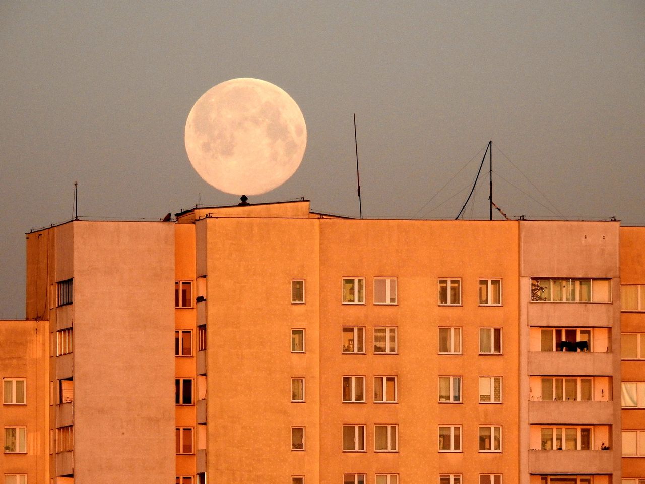 Najpiękniejsza pełnia 2020 roku za nami. Oto wasze zdjęcia Różowego Księżyca