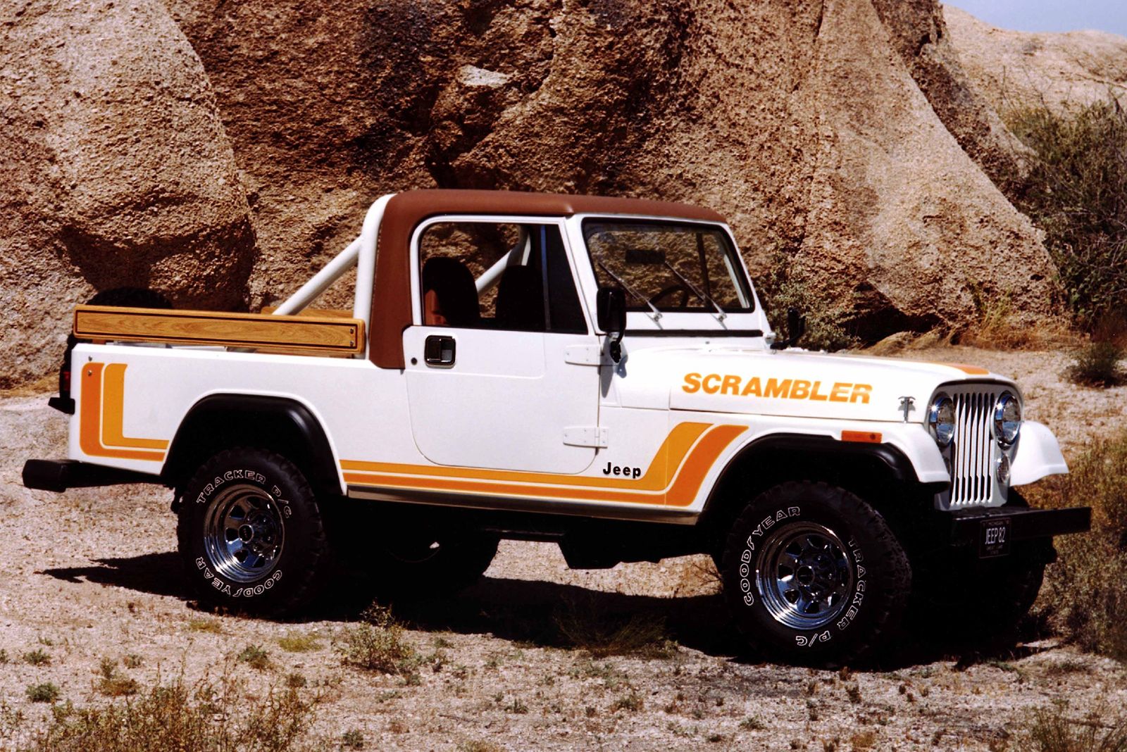 Jeep CJ-8 Scrambler w tej historii jest kluczowym modelem. Być może nie zaadaptowano tej nazwy dlatego, że samochód nie odniósł sukcesu.