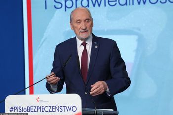 Macierewicz z aktem oskarżenia. Prokuratura: znieważył SKW