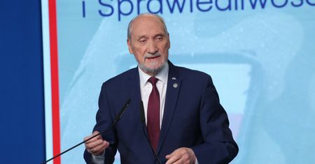 Macierewicz z aktem oskarżenia. Prokuratura: znieważył SKW