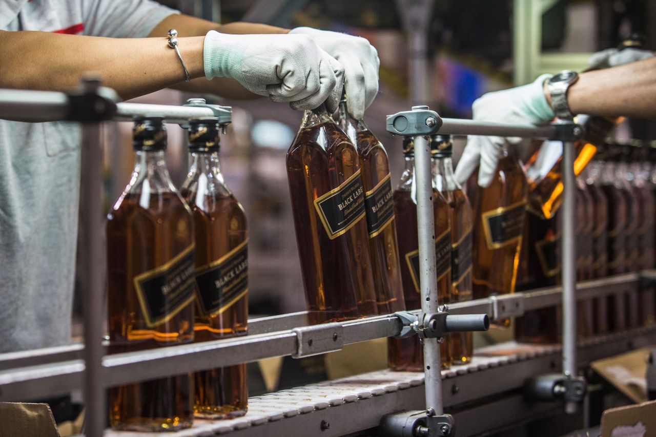 Johnnie Walker i Smirnoff wycofują się z Rosji. Zostanie tylko kilku pracowników