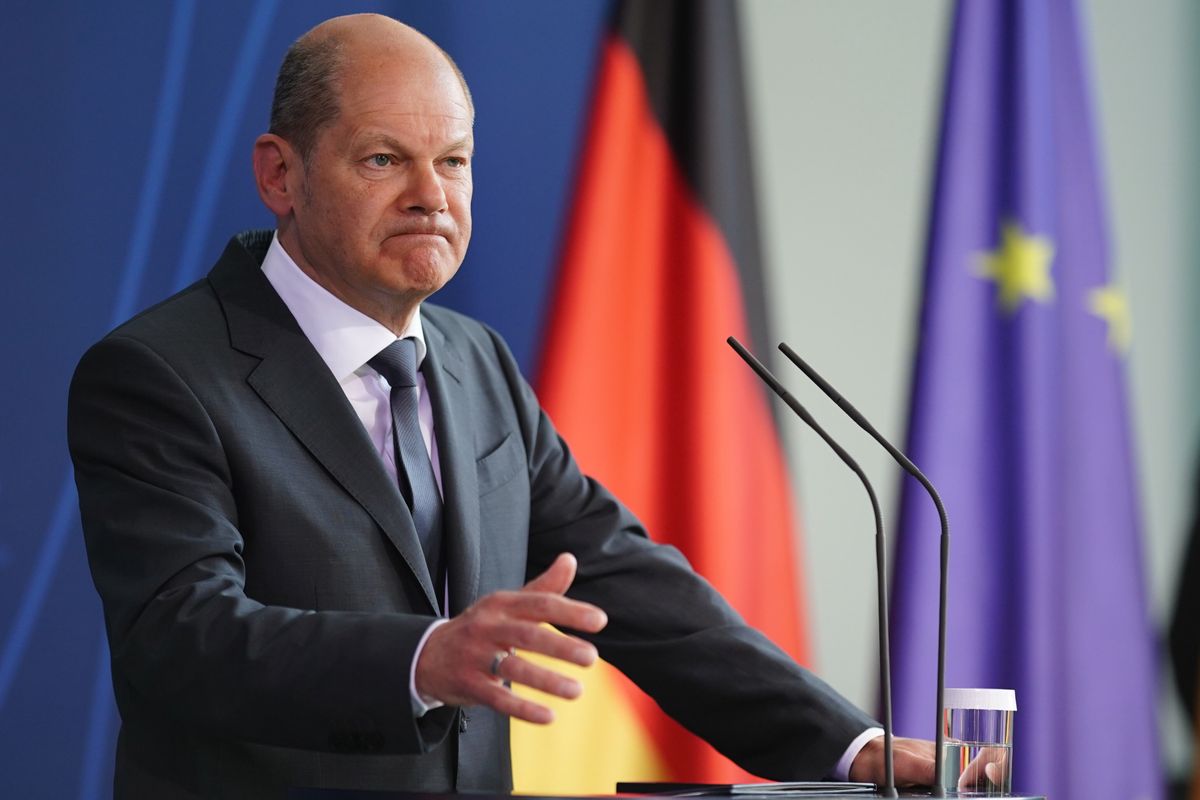 Chmury nad niemieckim kanclerzem Olafem Schozem. Europa jest wściekła na Niemcy za korzystanie z rosyjskiego gazu i odmowę dostarczenia Ukrainie ciężkiego sprzętu .