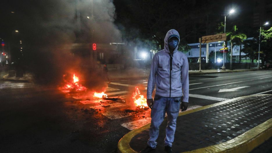 Protest against reelection of Venezuelan President Maduro for 3rd term in Caracas
CARACAS, VENEZUELA - JULY 29: Demonstrators burn rubber and objects during a protest against reelection of Venezuelan President Nicolas Maduro for the 3rd term one day after the Venezuelan presidential elections in Caracas, Venezuela on July 29, 2024. Opposition supporters questioned electoral victory claimed by Venezuelan President Nicolas Maduro. Pedro Rances Mattey / Anadolu/ABACAPRESS.COM 
Dostawca: PAP/Abaca
AA/ABACA
2024, Burning, Caracas, demonstrators, fire, flame, July, Nicolas Maduro, Opposition supporters, protest, reelection of Venezuelan President, Venezuela, Venezuelan President