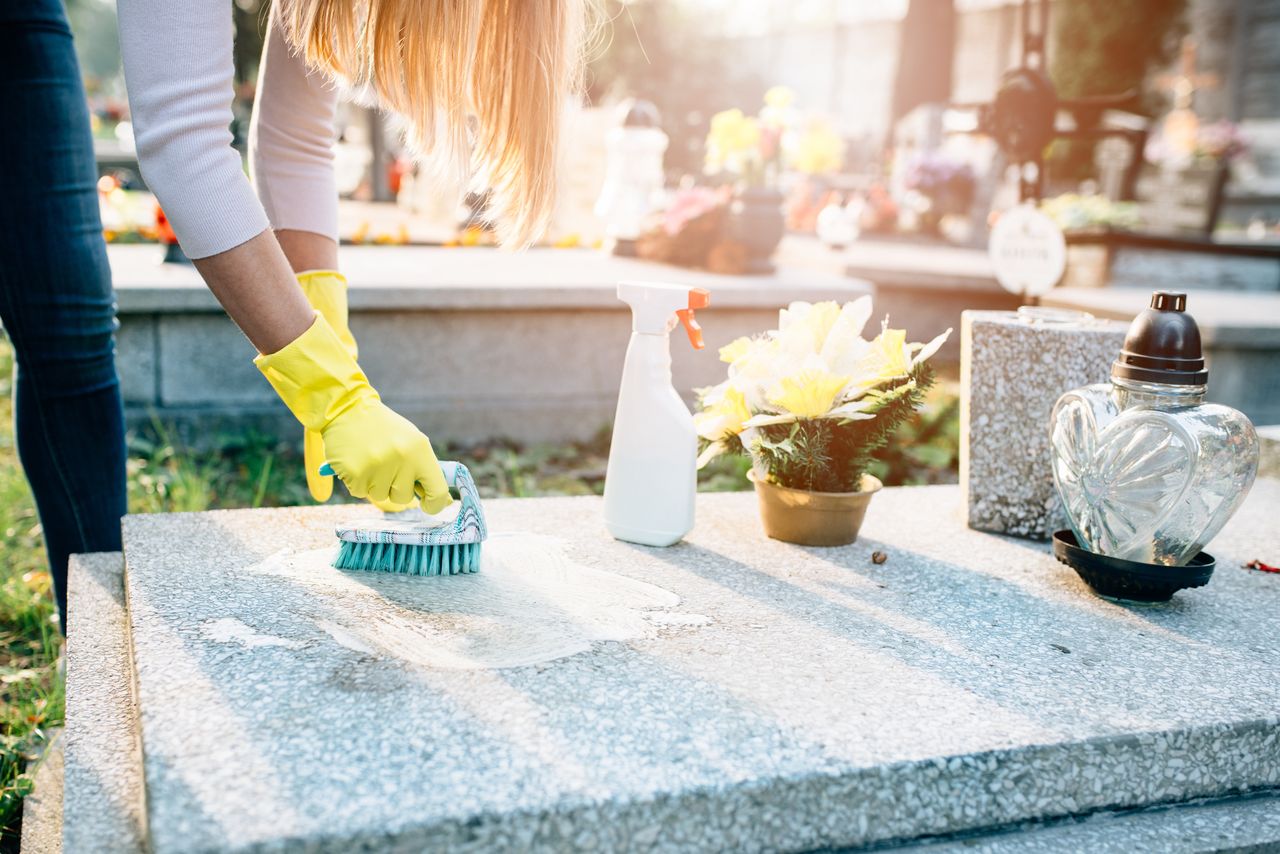 Darmowa pomoc przy porządkowaniu grobów. Kalisz pomaga seniorom