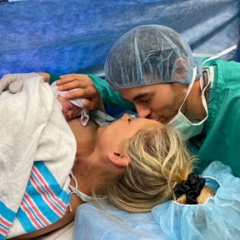 Enrique Iglesias i Anna Kournikova rok temu chwalili się zdjęciami z porodówki