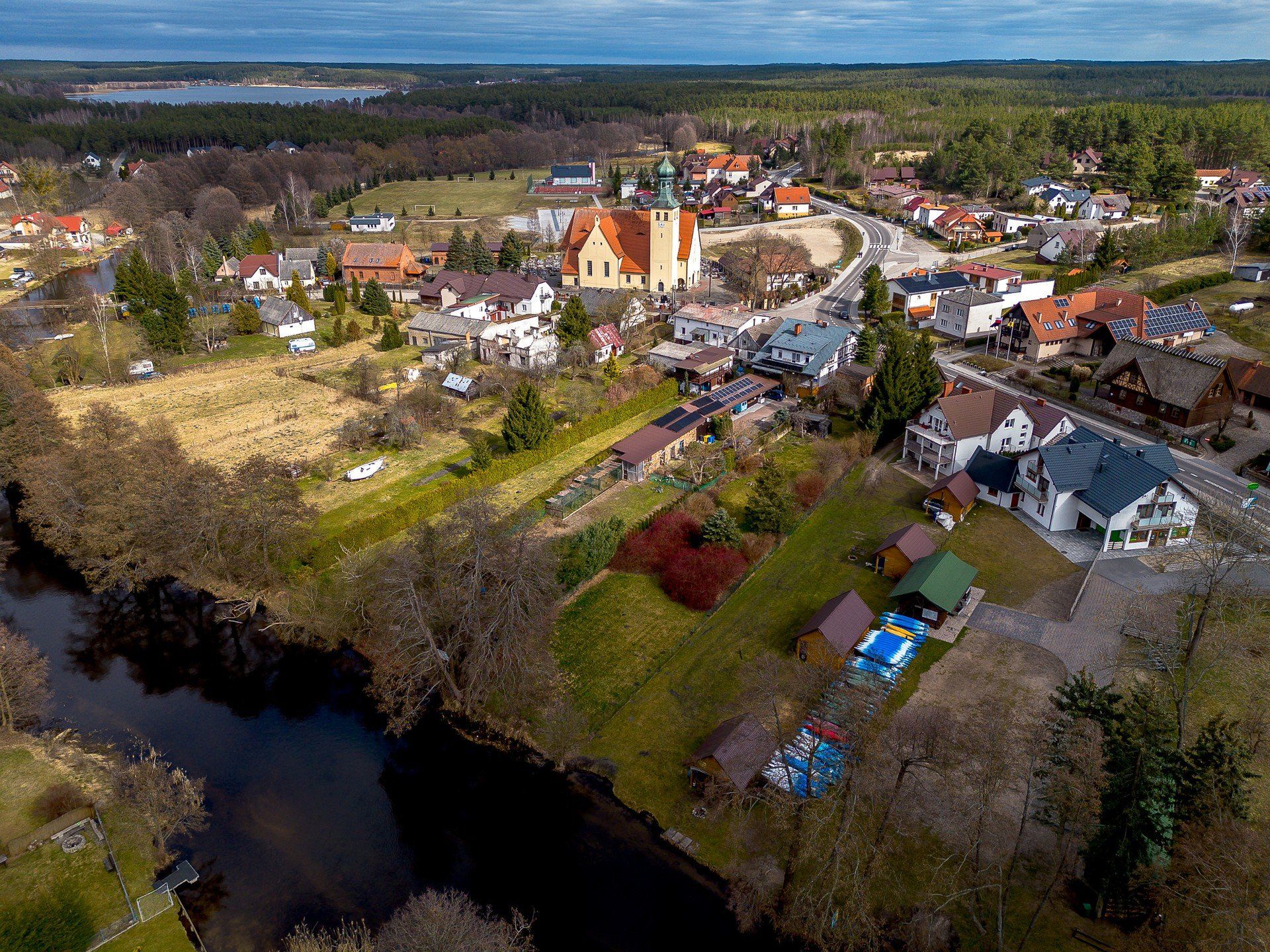 Swornegacie leżą nad rzeką Brdą i pomiędzy dwoma jeziorami.