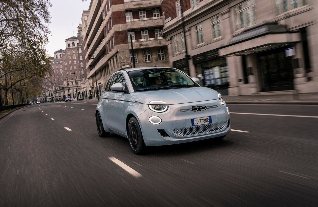 Elektryczny Fiat 500 już tylko za pół worka pieniędzy. Nowe wersje pojawiły się w cenniku