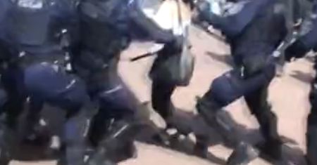 Głogów. Poseł pomaga pobitej kobiecie. Chodzi o zdarzenie podczas protestu