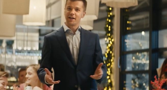Radosław Kotarski w pizzerii promuje aplikację mobilną Banku Millennium (wideo)