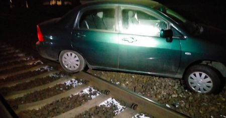 Pijana kobieta wjechała na torowisko. Autem wiozła dziecko