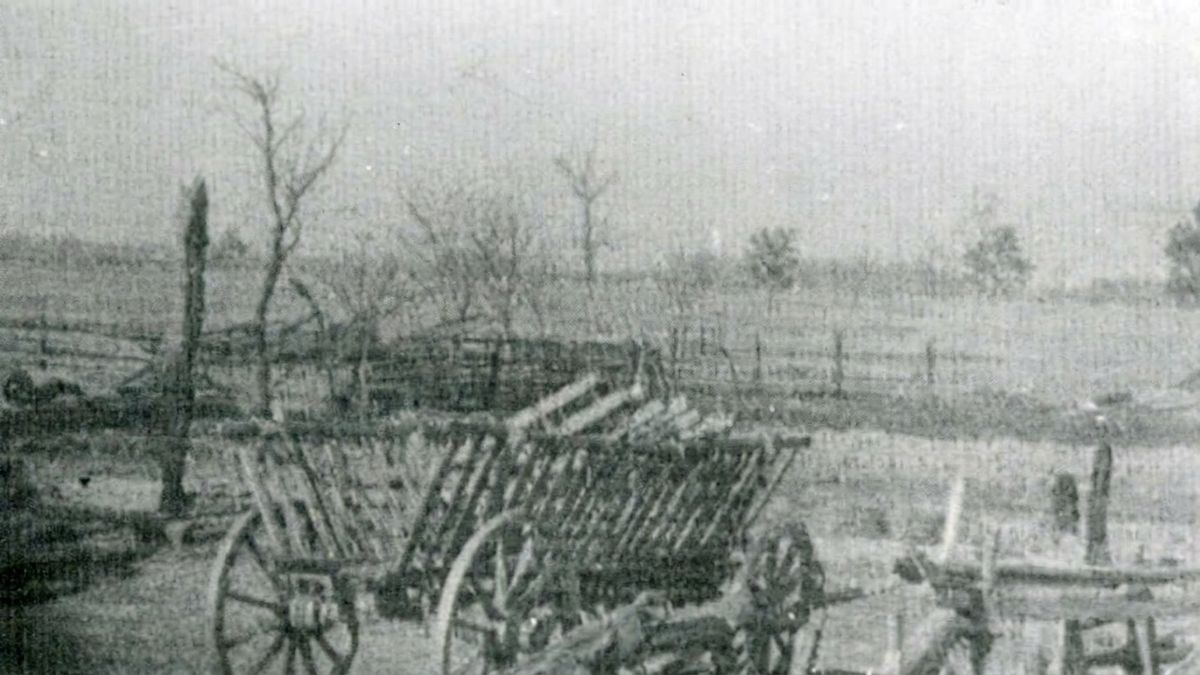 Lipniki. Pogorzelisko po spalonej wsi (za "Przystanek Historia")