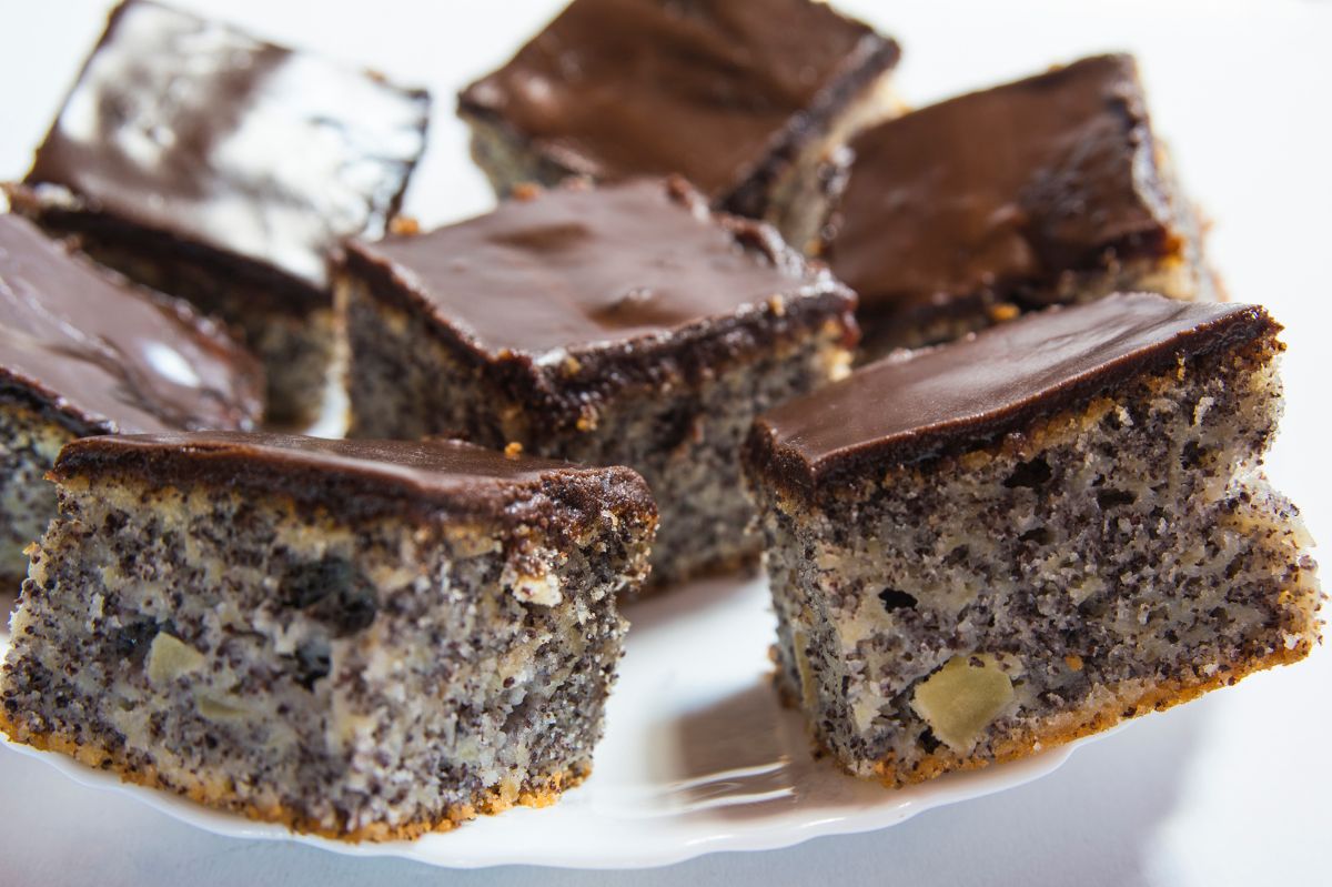 Easy holiday poppy seed cake recipe: Quick and delicious