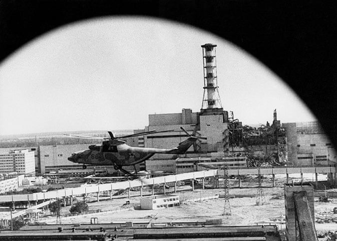 Odkażanie terenu elektrowni. Widok na odsłonięty reaktor 4. Maj 1986.