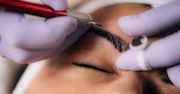 Na czy polega makijaż permanentny brwi metodą piórkową? Pięknie podkreślony łuk brwiowy na dłużej