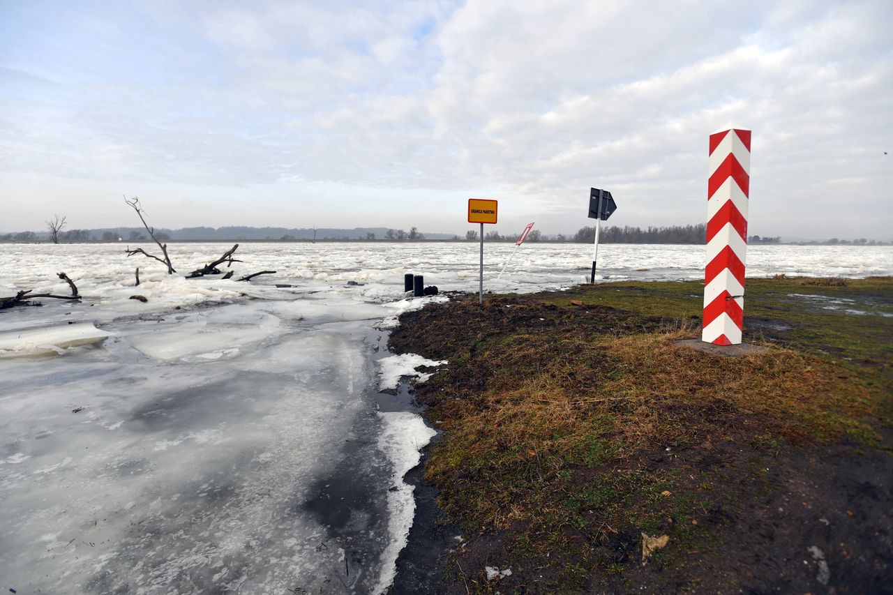 Pogoda. Ryzykują życie na lodzie. To może się źle skończyć