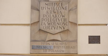 Warszawa. Wysokie koszty naprawy zniszczonych tablic